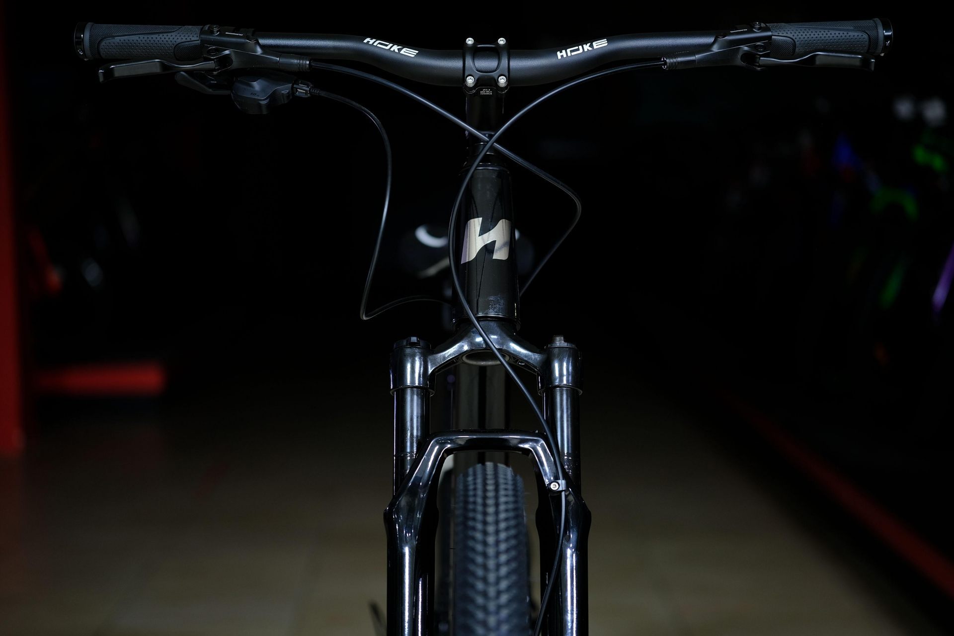 Вилка амортизационная GTMRK 362 MLO алюминиевая
 HOKE 7 Way 29 HD матовый чёрный 23